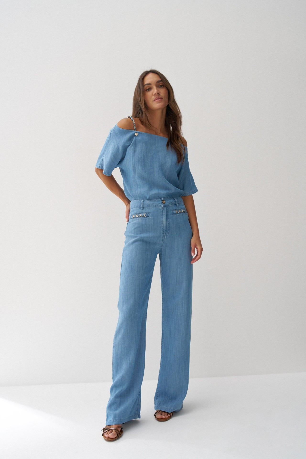 CAL�AS EM LIGHTDENIM COM PERNA WIDE