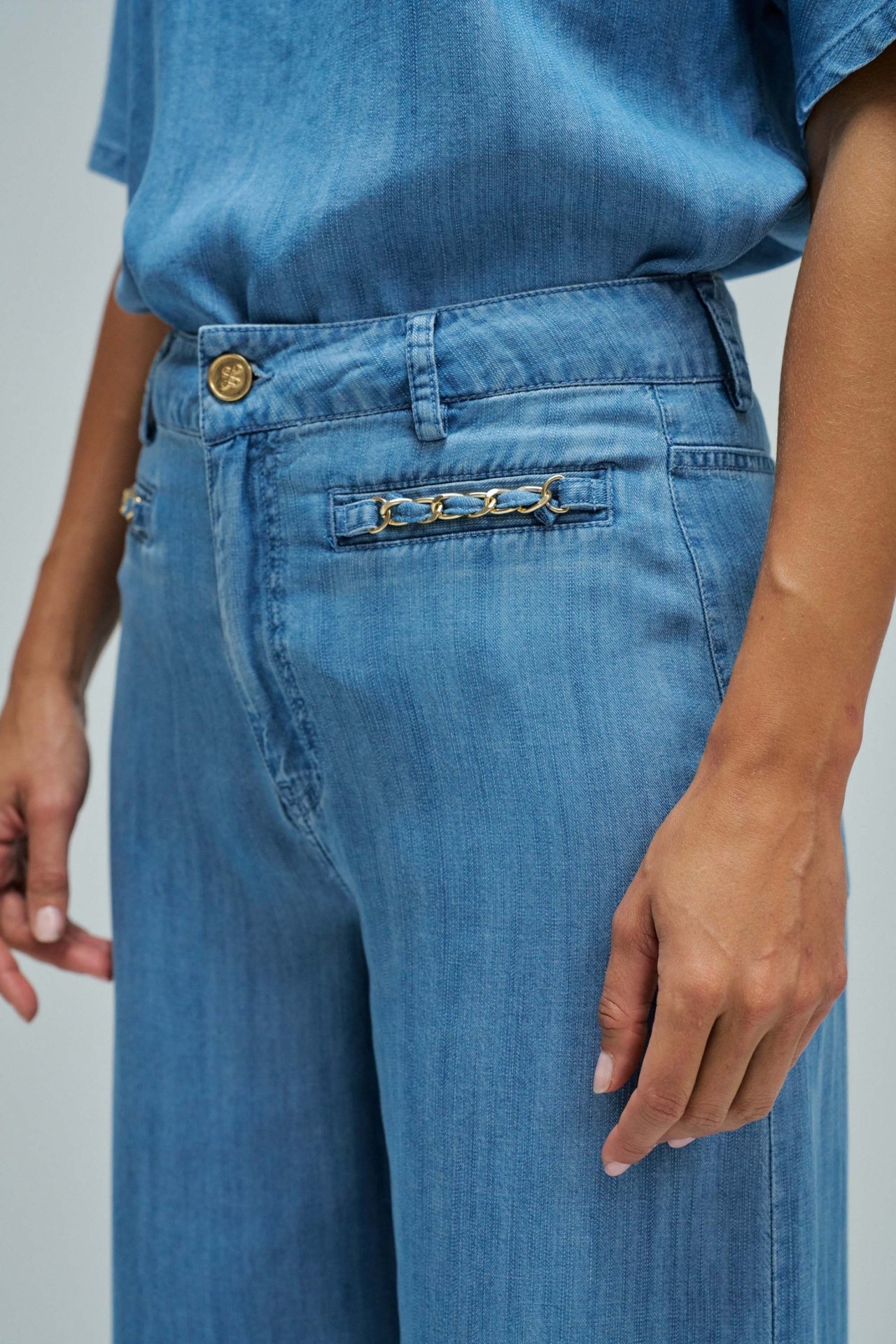 CAL�AS EM LIGHTDENIM COM PERNA WIDE
