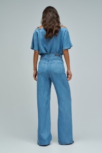 CAL�AS EM LIGHTDENIM COM PERNA WIDE