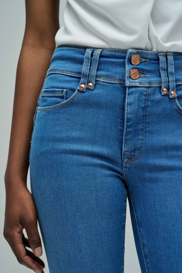 SECRET PUSH IN BOOTCUT JEANS