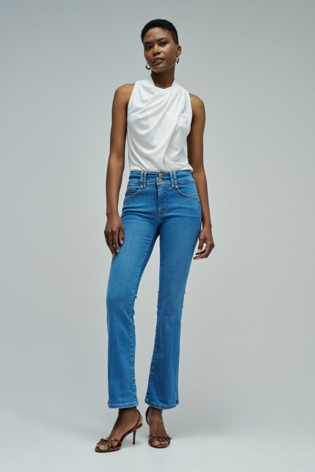 SECRET PUSH IN BOOTCUT JEANS