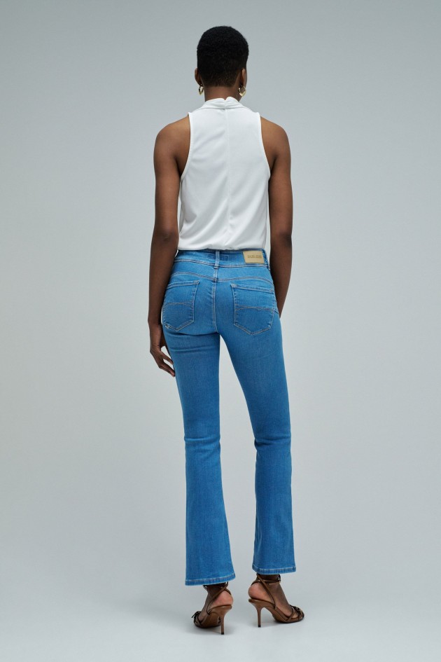 SECRET PUSH IN BOOTCUT JEANS
