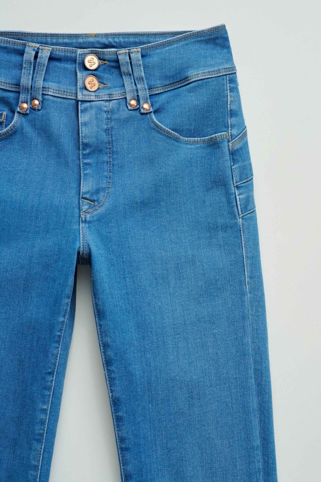 SECRET PUSH IN BOOTCUT JEANS