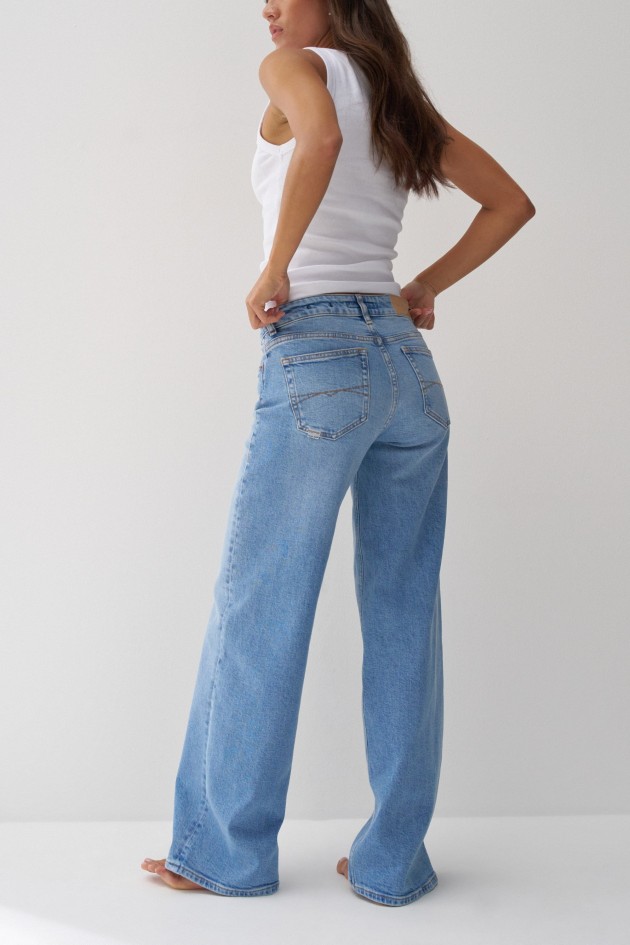 LOW RISE WIDE JEANS
