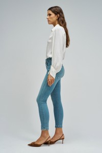 SECRET PUSH IN CROPPED SKINNY JEANS