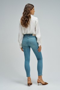 SECRET PUSH IN CROPPED SKINNY JEANS