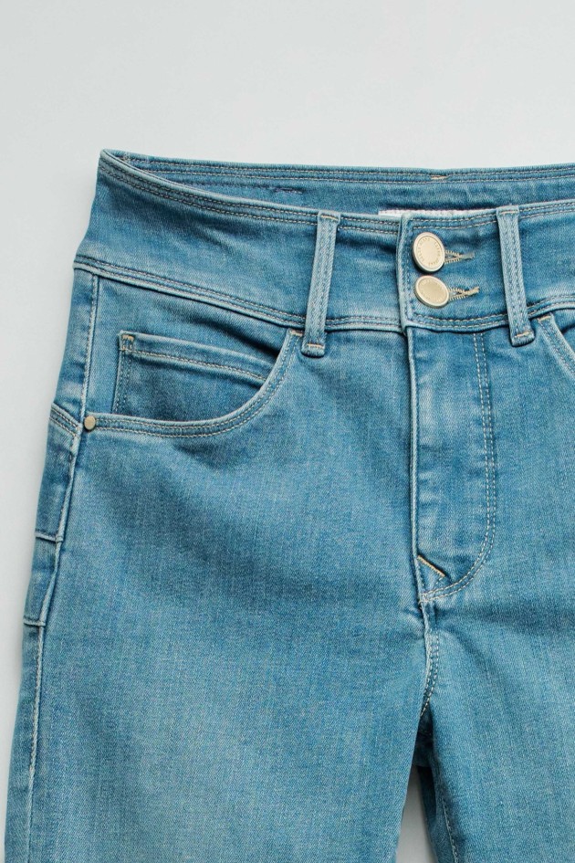 SECRET PUSH IN CROPPED SKINNY JEANS