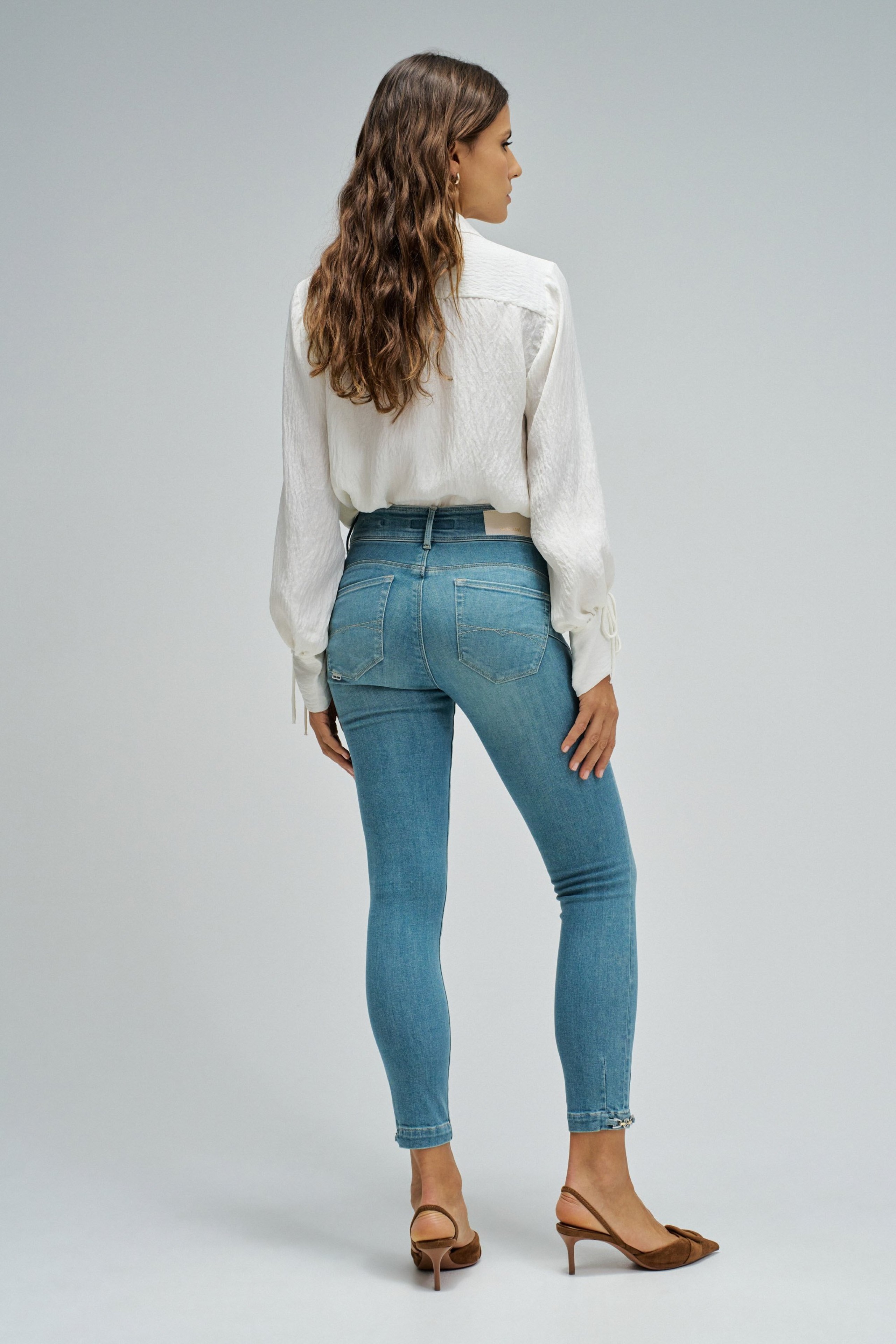 SECRET PUSH IN CROPPED SKINNY JEANS