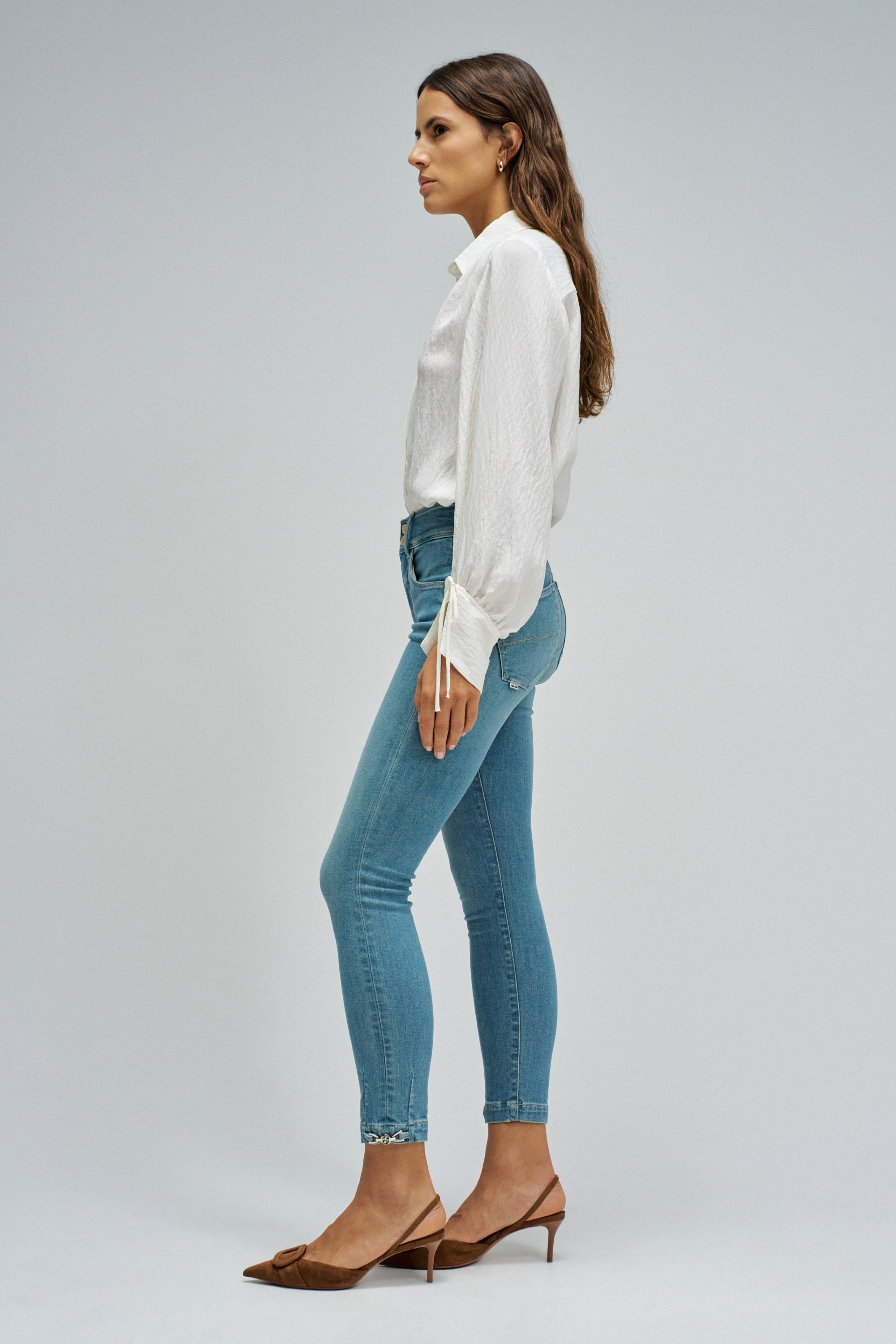 SECRET PUSH IN CROPPED SKINNY JEANS