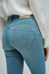 SECRET PUSH IN CROPPED SKINNY JEANS