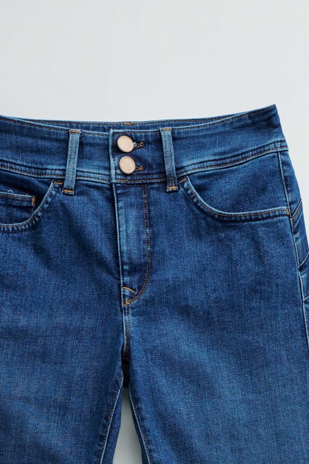SECRET PUSH IN SLIM JEANS