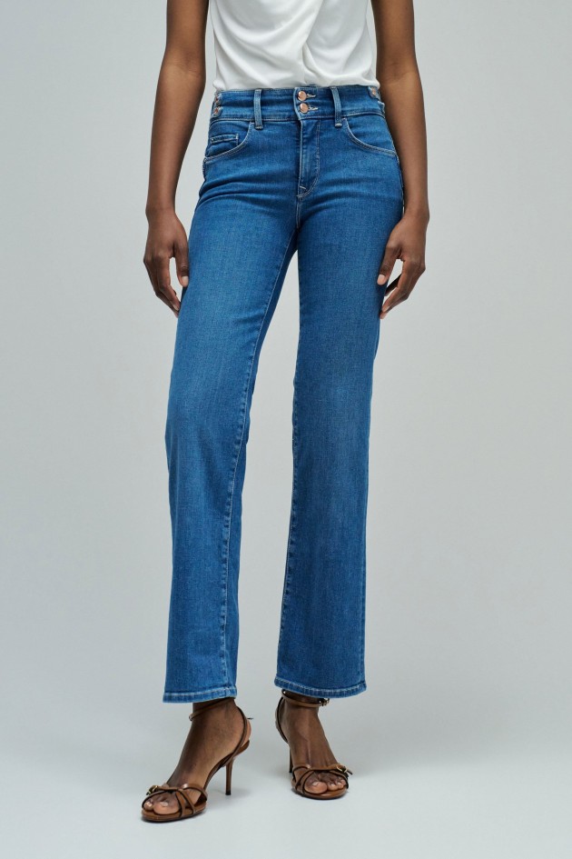 SECRET PUSH IN STRAIGHT JEANS
