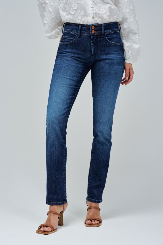SECRET PUSH IN SLIM JEANS
