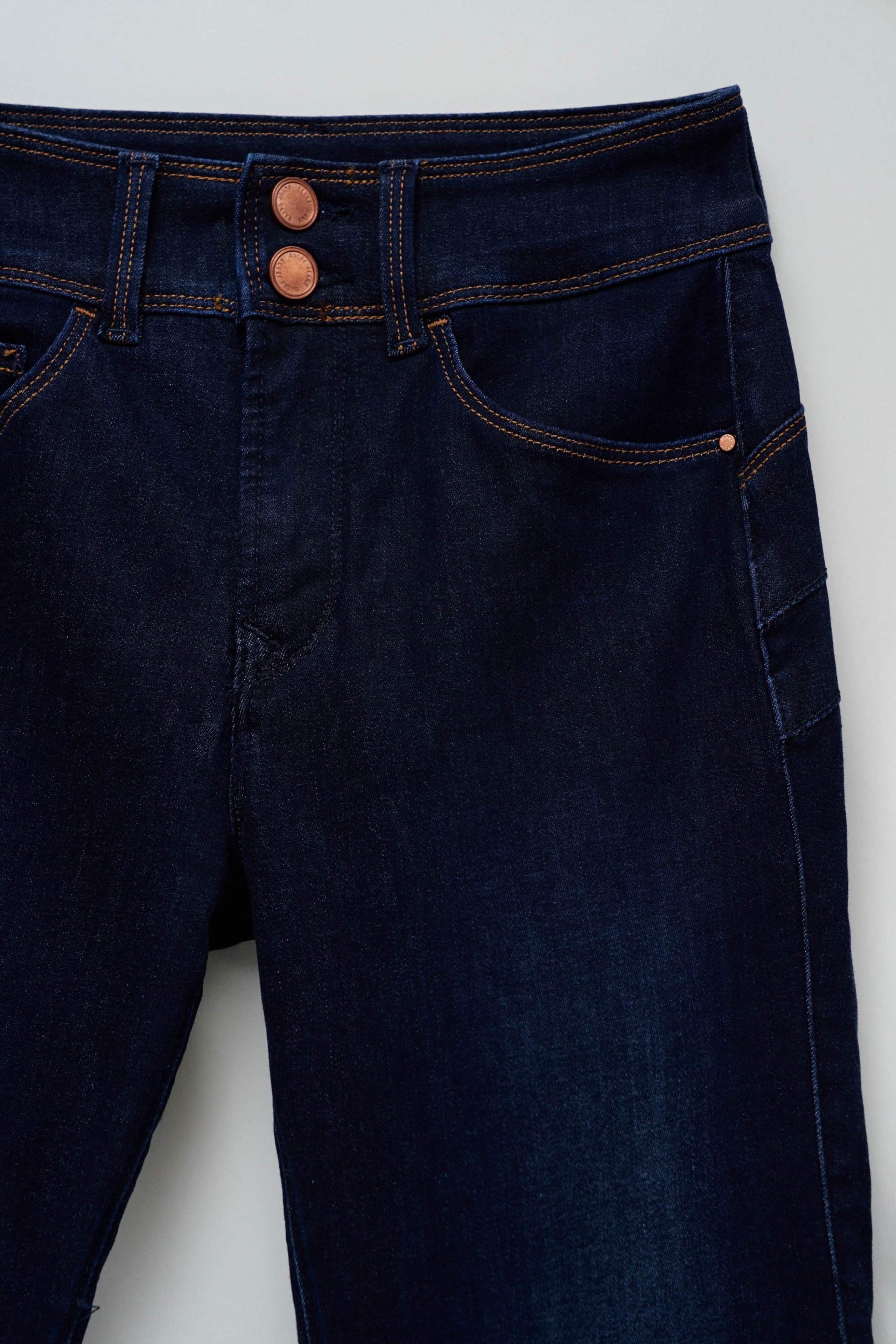 SECRET PUSH IN SLIM JEANS