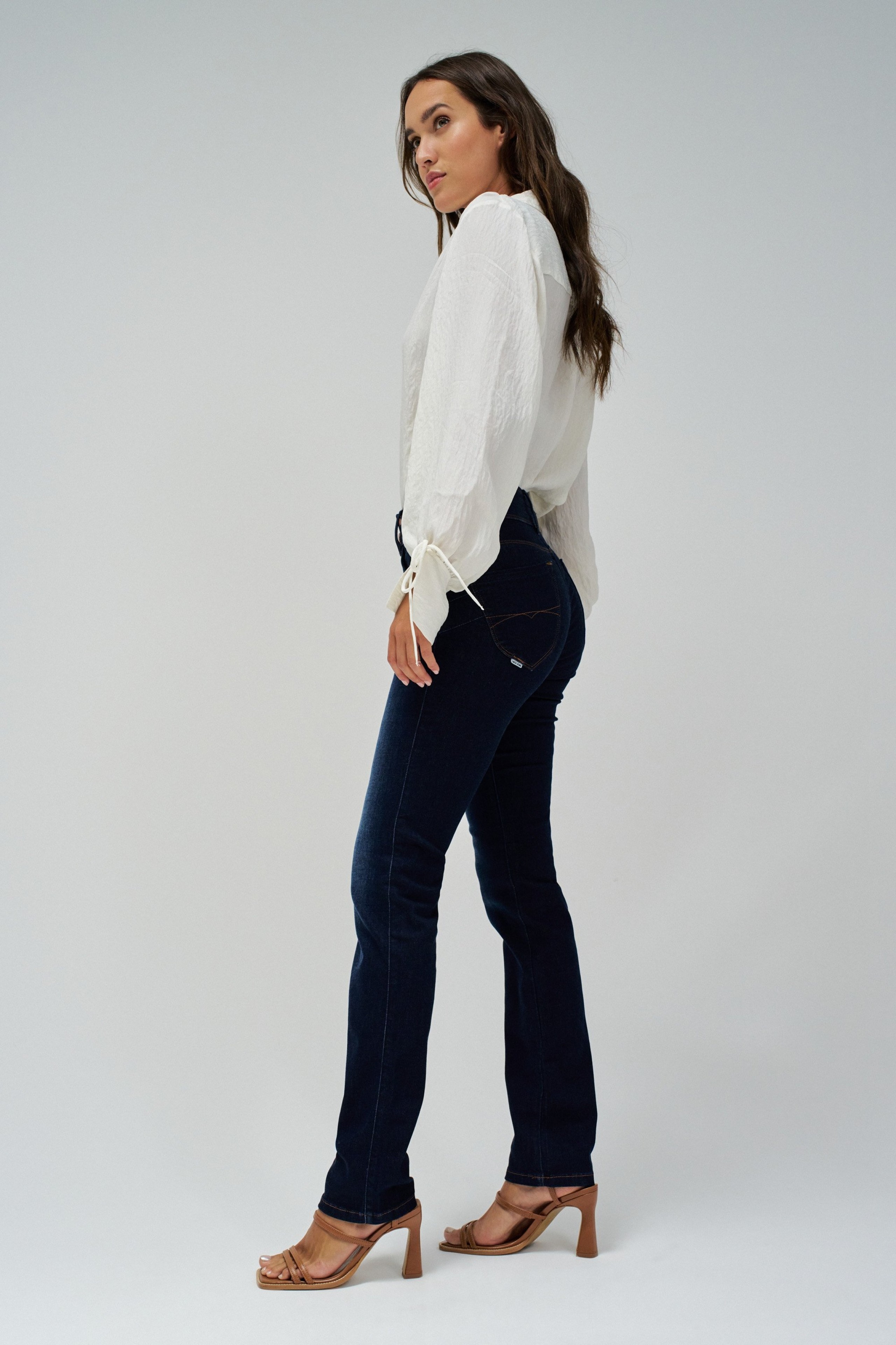 SECRET PUSH IN SLIM JEANS