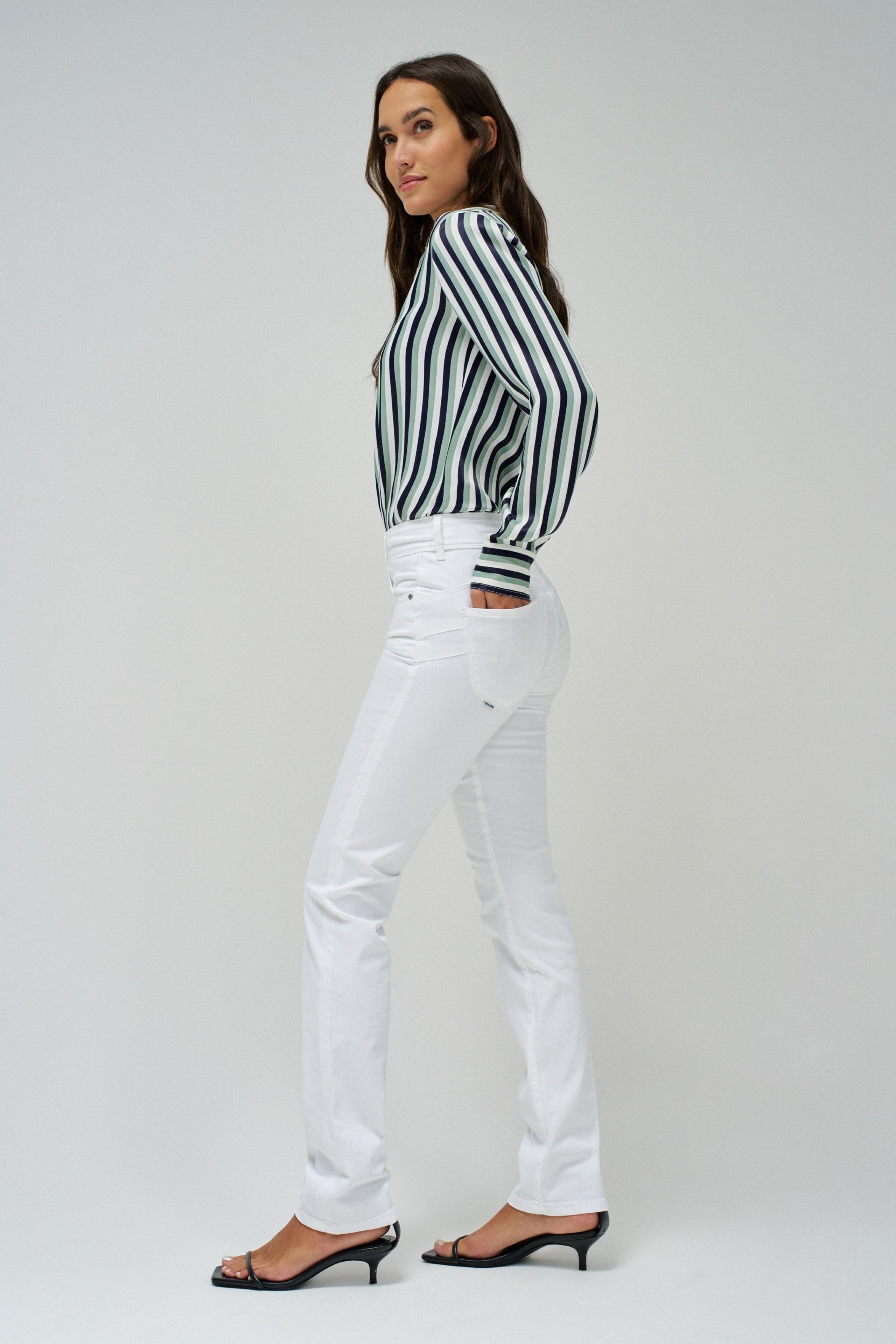 SECRET PUSH IN SLIM JEANS