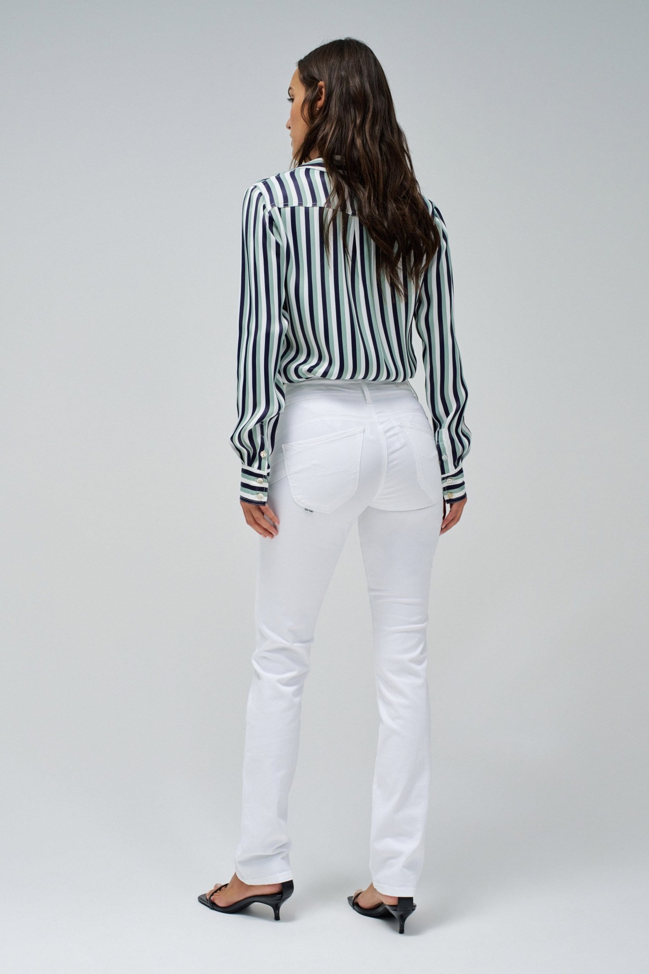 SECRET PUSH IN SLIM JEANS