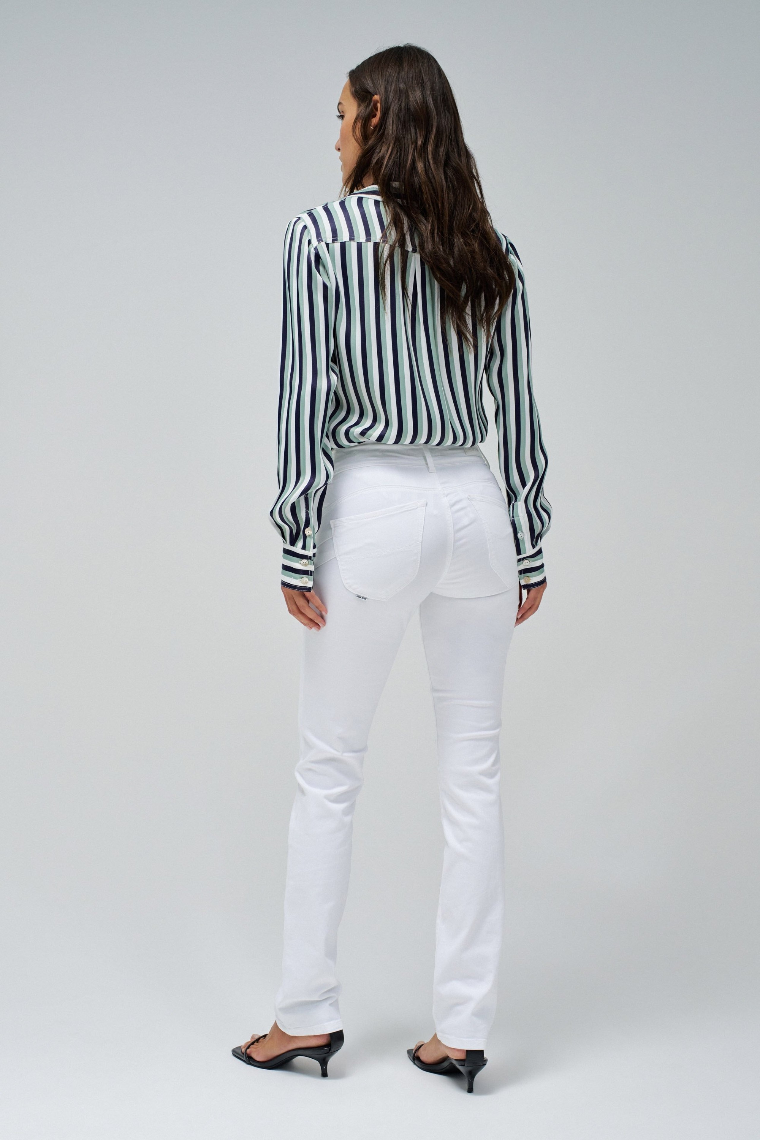 SECRET PUSH IN SLIM JEANS