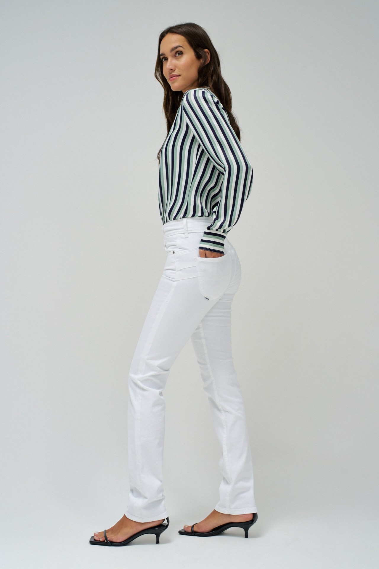 SECRET PUSH IN SLIM JEANS