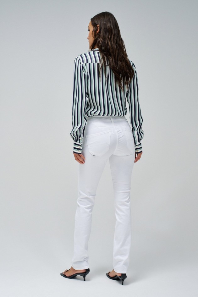 SECRET PUSH IN SLIM JEANS