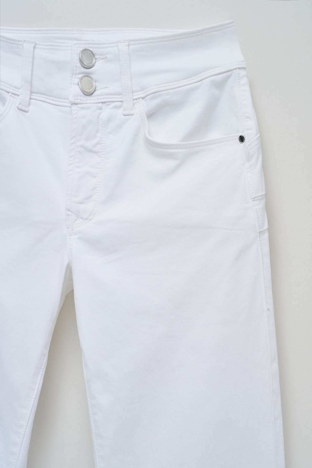 SECRET PUSH IN SLIM JEANS