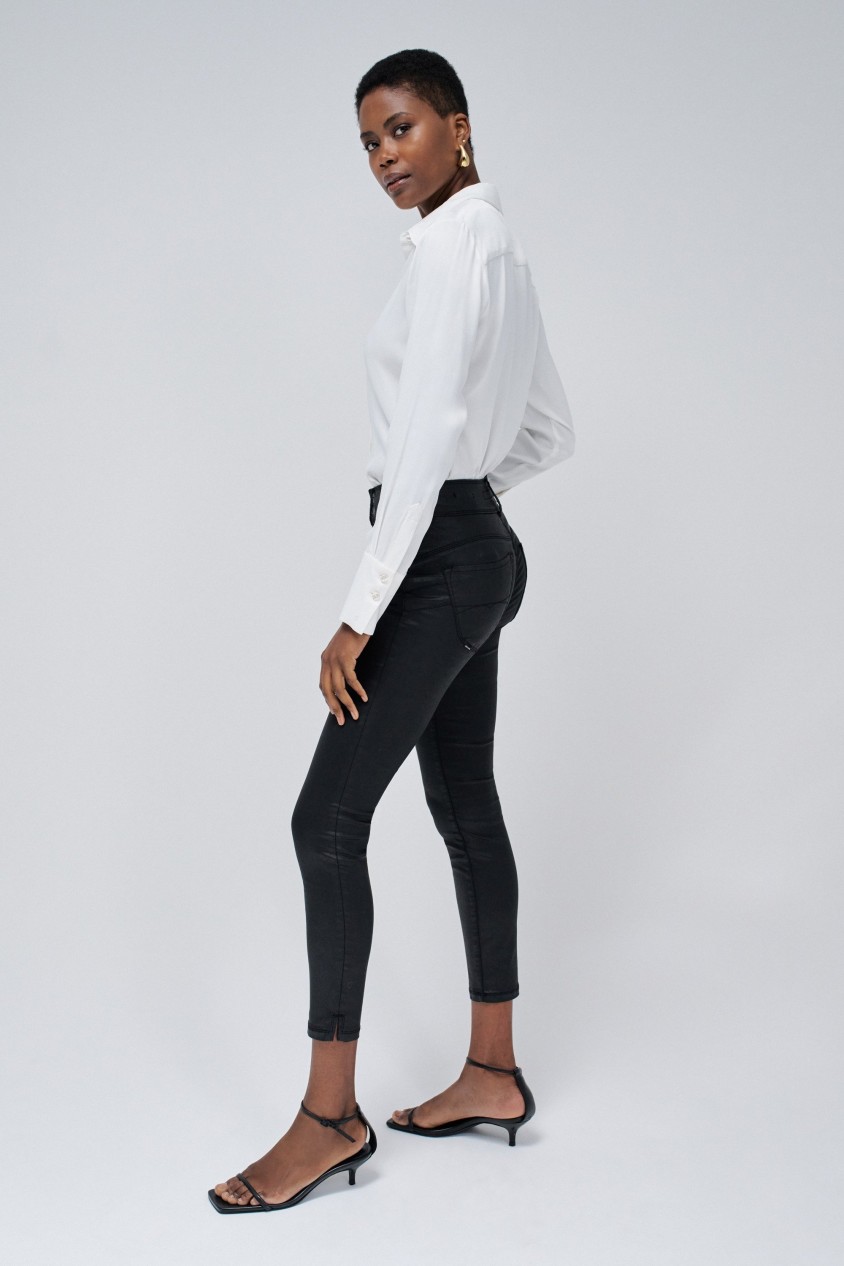SECRET PUSH IN CROPPED SKINNY JEANS