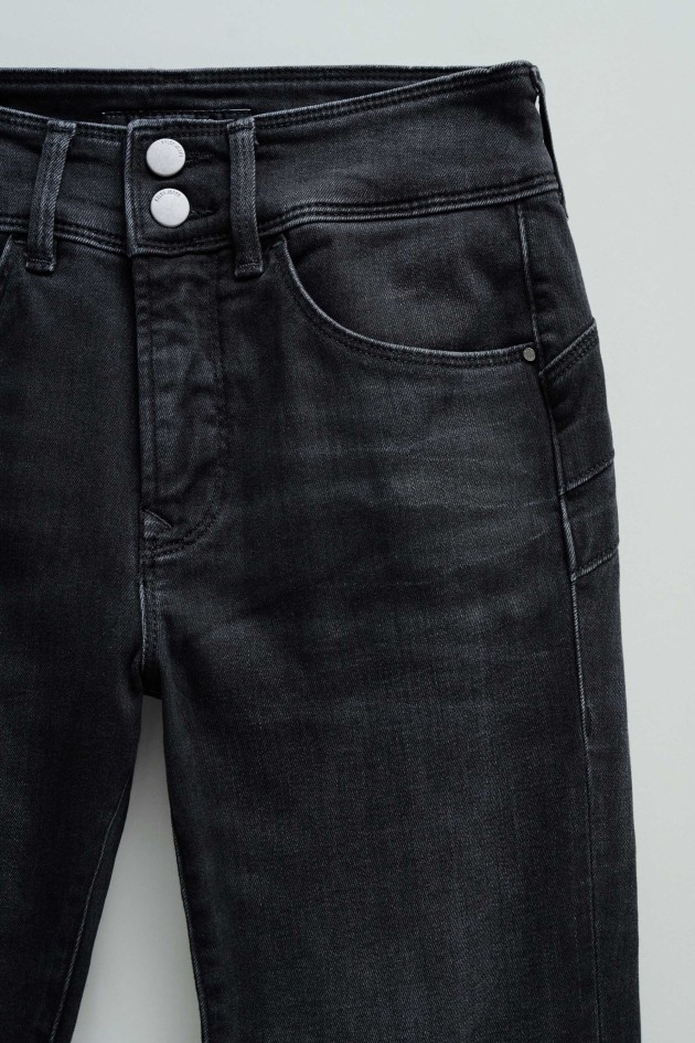 SECRET PUSH IN SKINNY JEANS