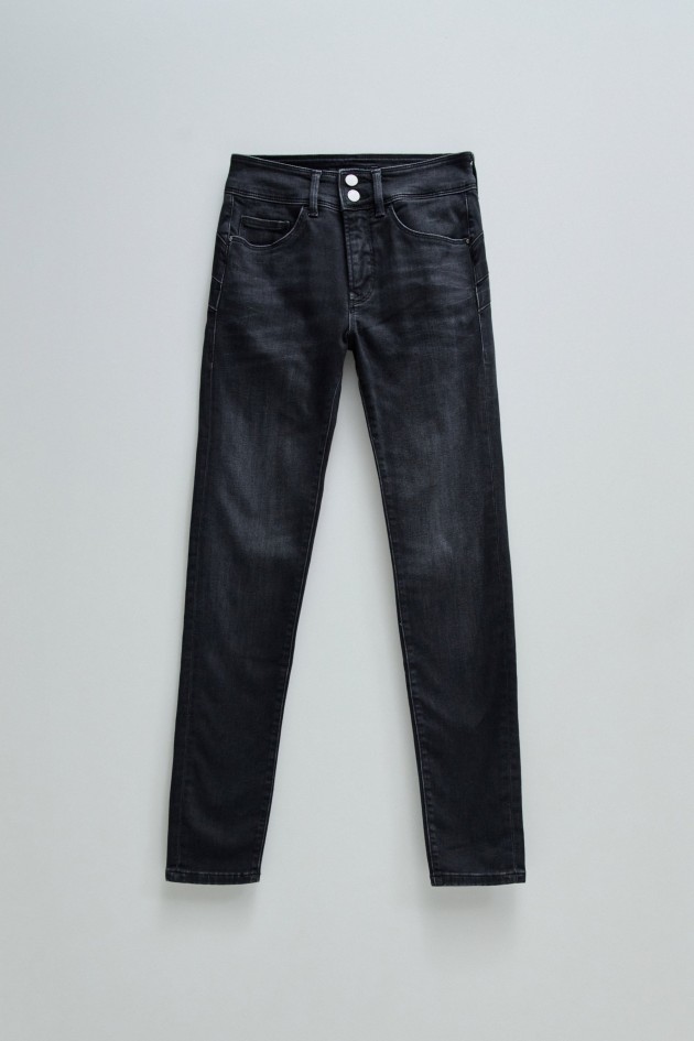 SECRET PUSH IN SKINNY JEANS
