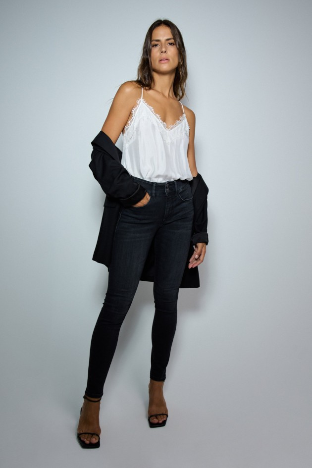 SECRET PUSH IN SKINNY JEANS