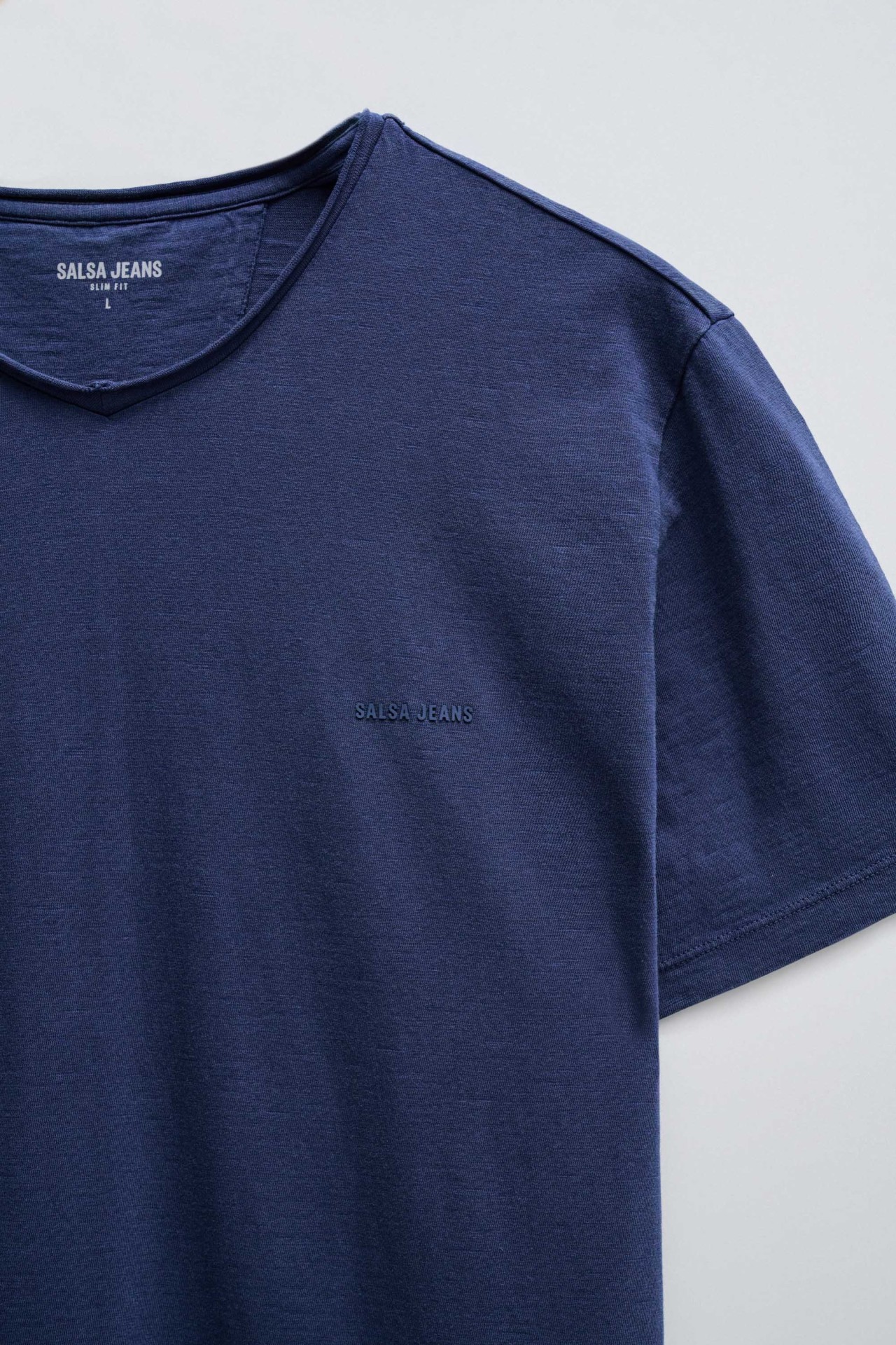 T-SHIRT MIT BRANDING