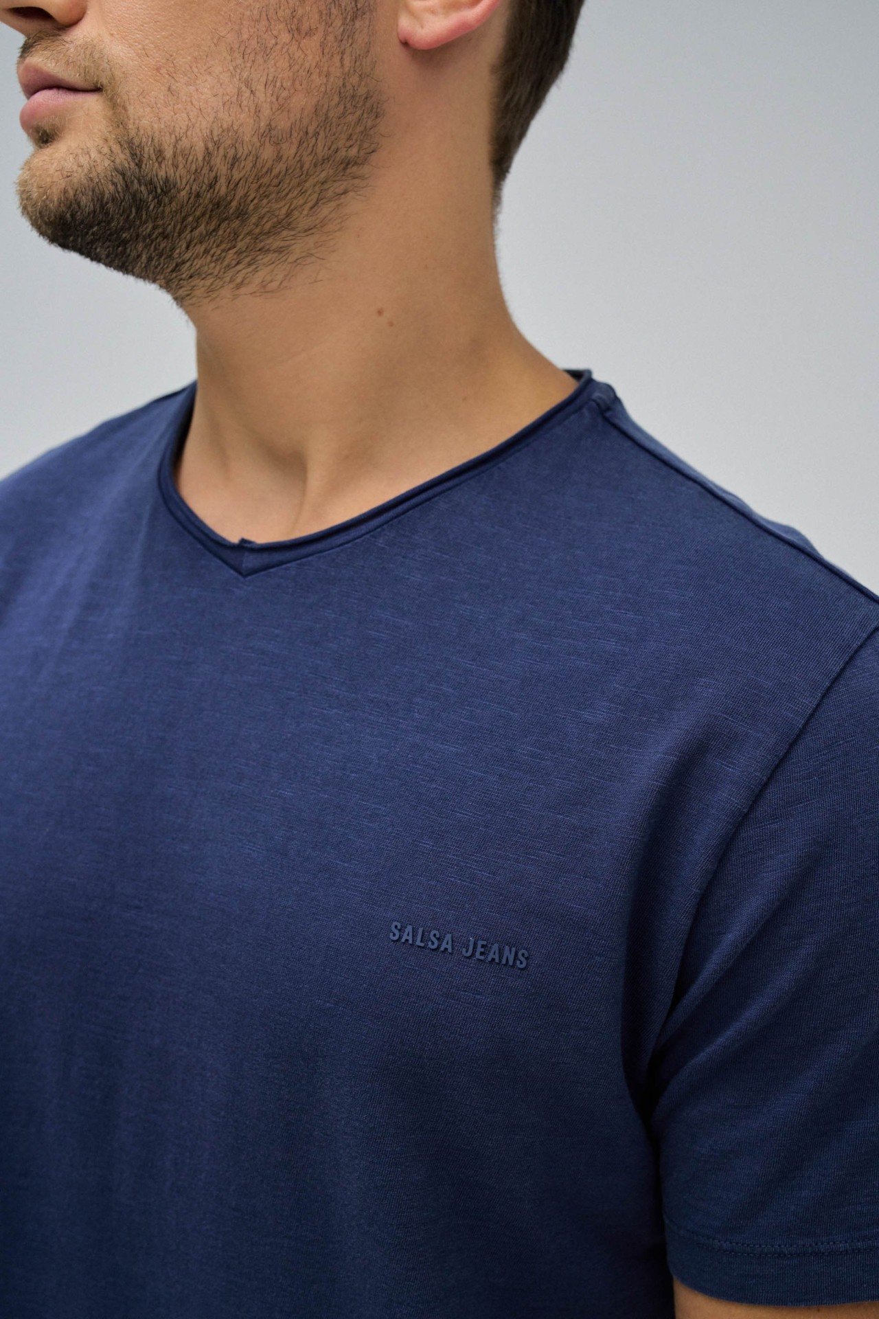 T-SHIRT MIT BRANDING