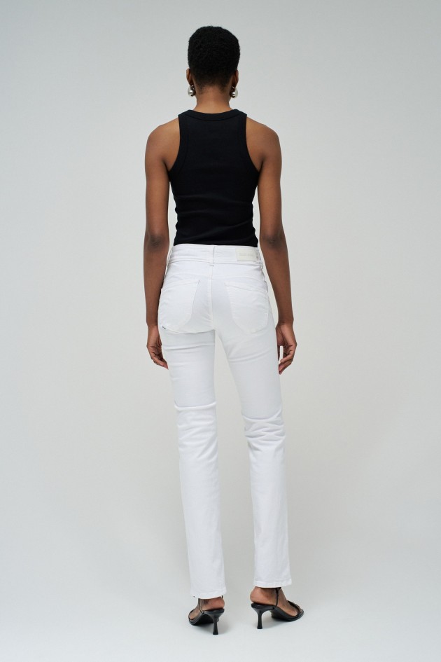 SECRET PUSH IN STRAIGHT JEANS