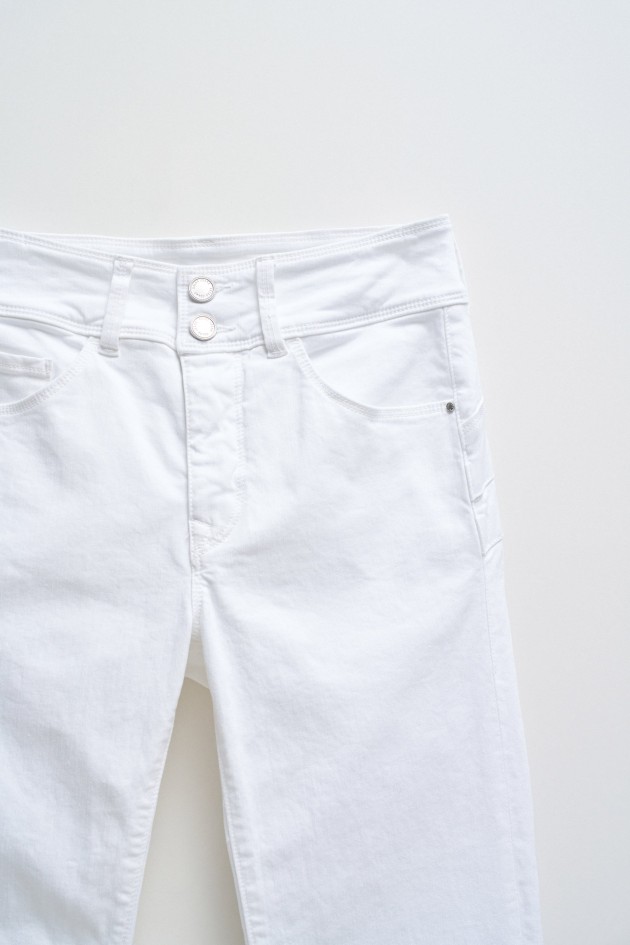 SECRET PUSH IN STRAIGHT JEANS