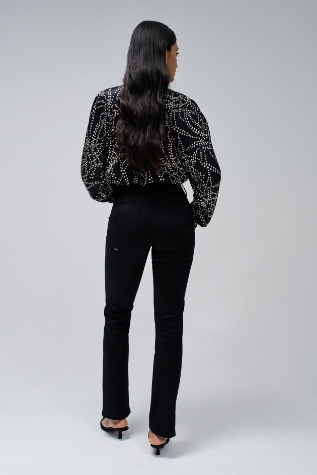 SECRET PUSH IN STRAIGHT JEANS