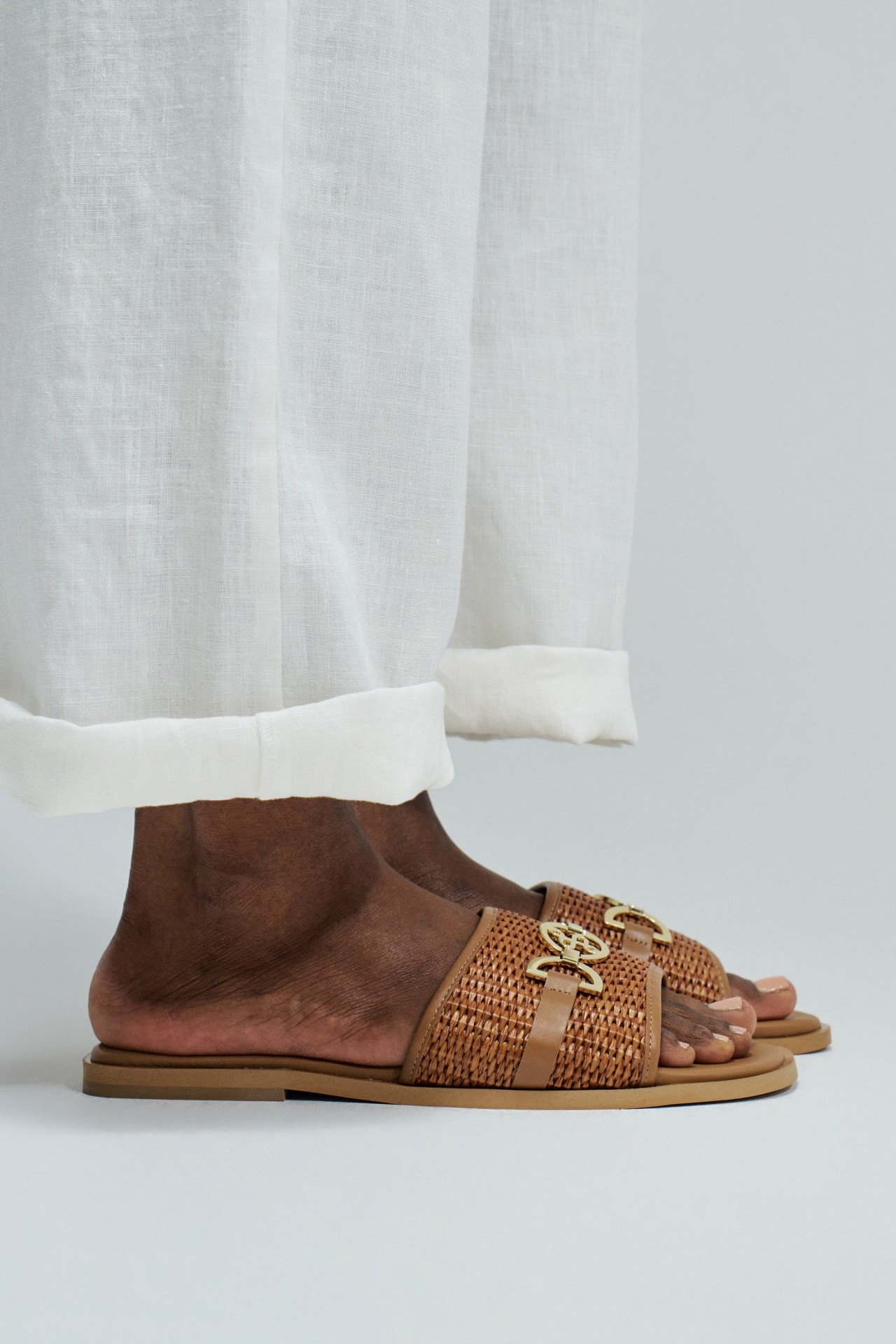 FLAT LEATHER SANDALS WITH RAFFIA