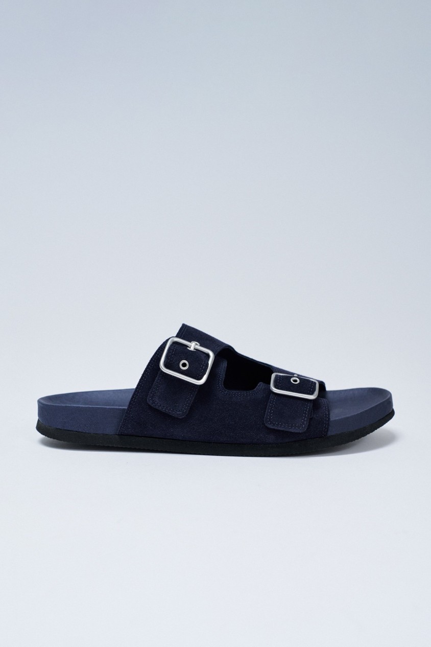 LEDEREN SLIPPERS MET GESCHUIMDE SLUITINGEN
