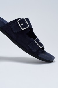 LEDEREN SLIPPERS MET GESCHUIMDE SLUITINGEN