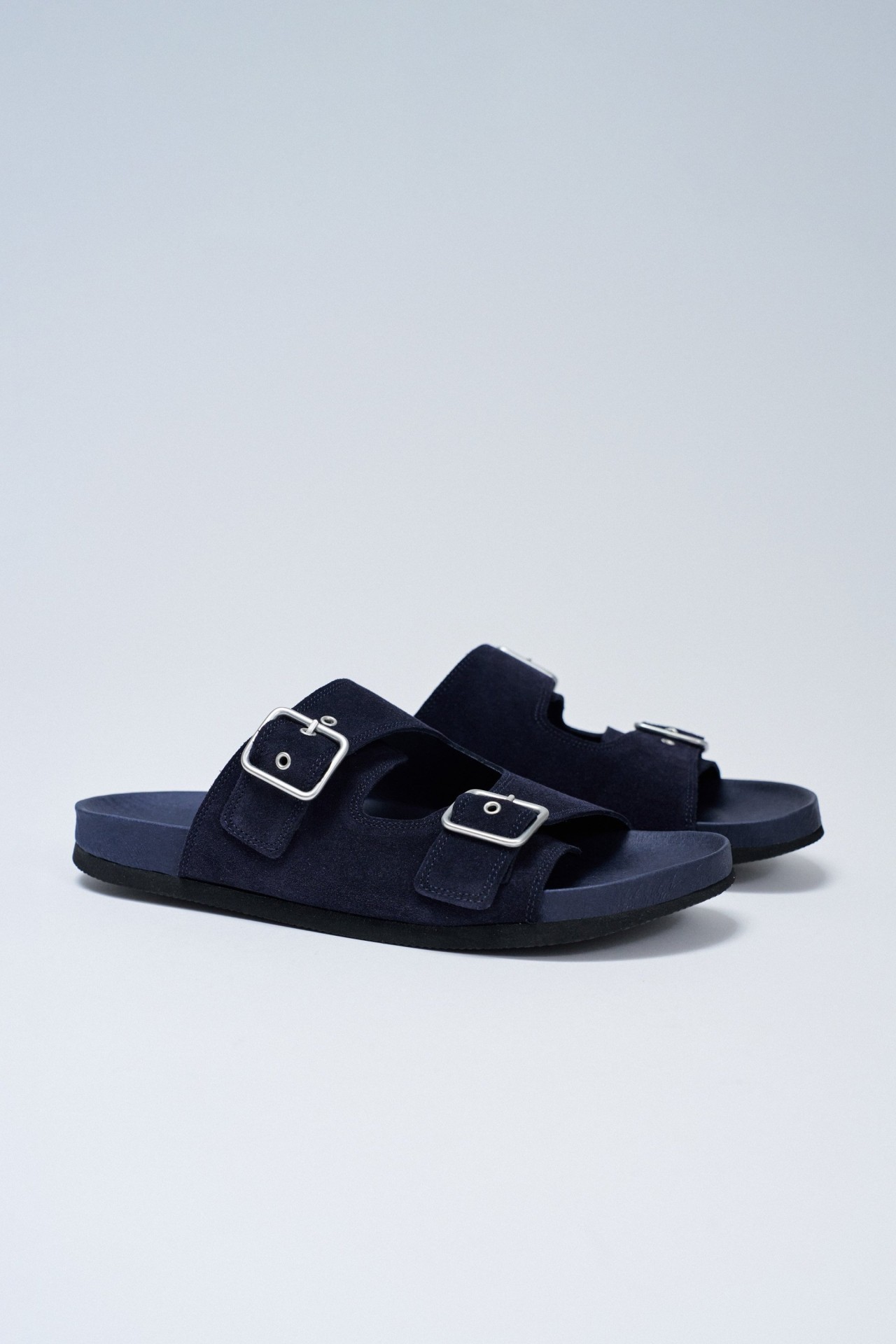 LEDEREN SLIPPERS MET GESCHUIMDE SLUITINGEN