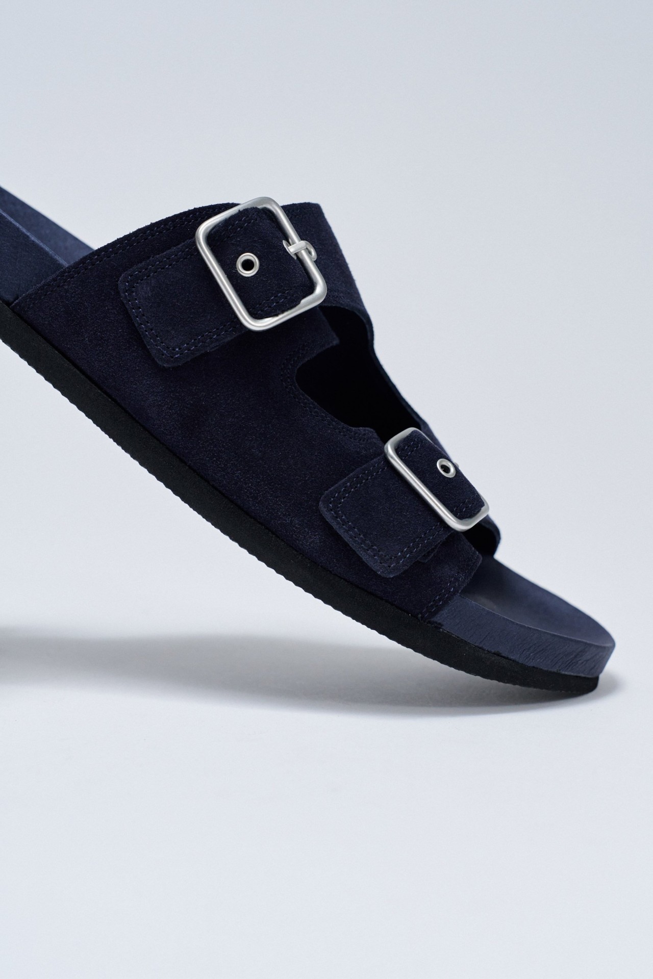 LEDEREN SLIPPERS MET GESCHUIMDE SLUITINGEN