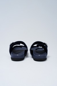 LEDEREN SLIPPERS MET GESCHUIMDE SLUITINGEN