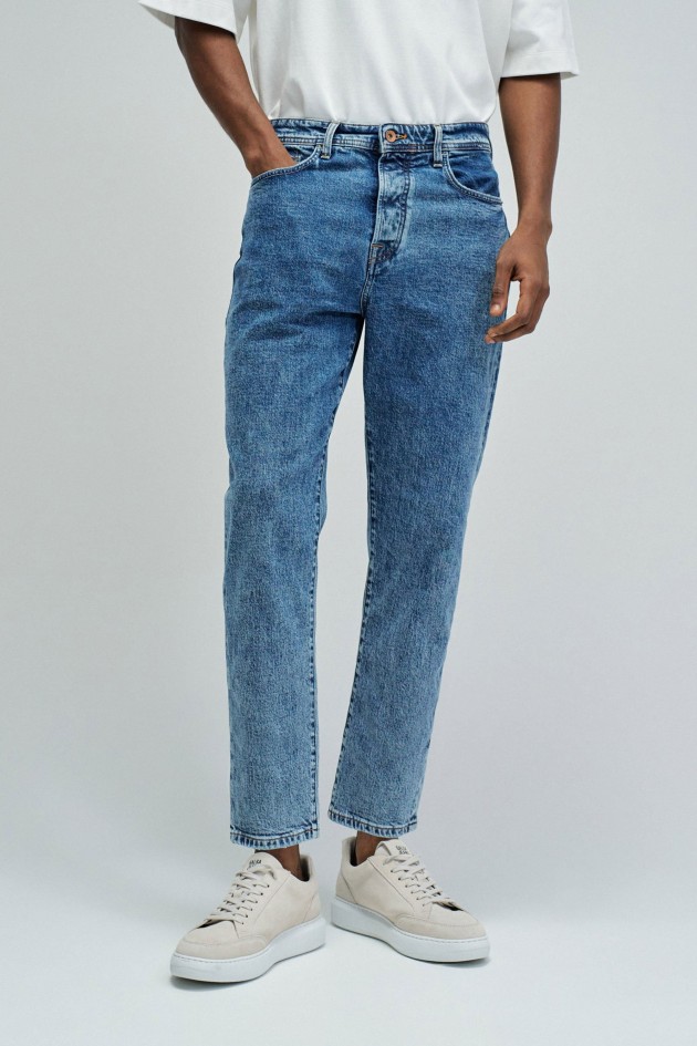 TAPERED FIT JEANS