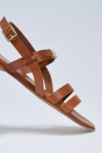 SANDALEN MET EEN PLATTE ZOOL VAN LEER