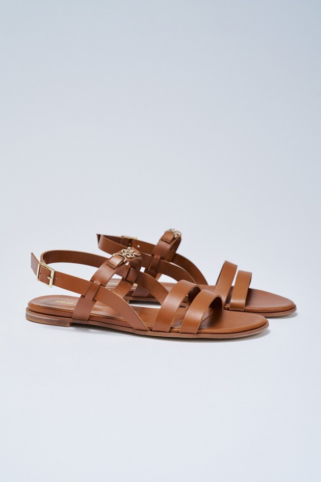 SANDALEN MET EEN PLATTE ZOOL VAN LEER