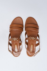 SANDALEN MET EEN PLATTE ZOOL VAN LEER