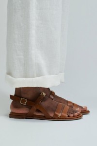 SANDALEN MET EEN PLATTE ZOOL VAN LEER