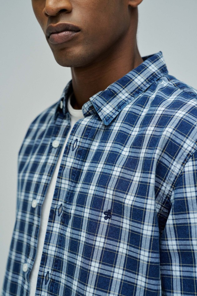 CAMISA CON PATRÓN DE CUADROS