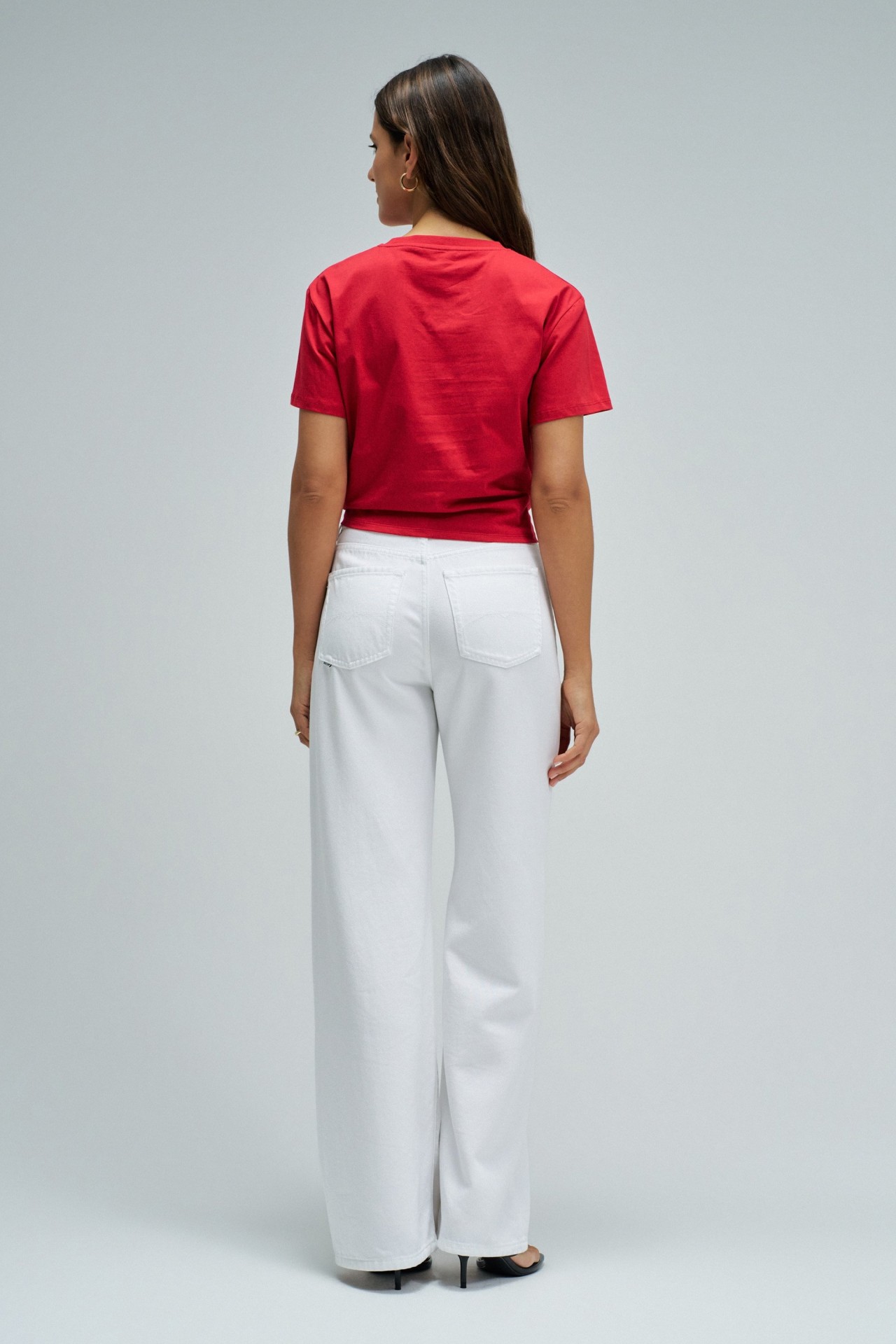 T-SHIRT CON NUDO FRONTAL