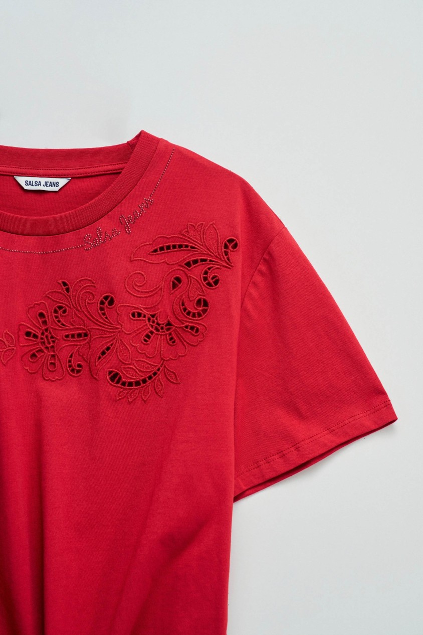 T-SHIRT MIT VORDEREM KNOTEN