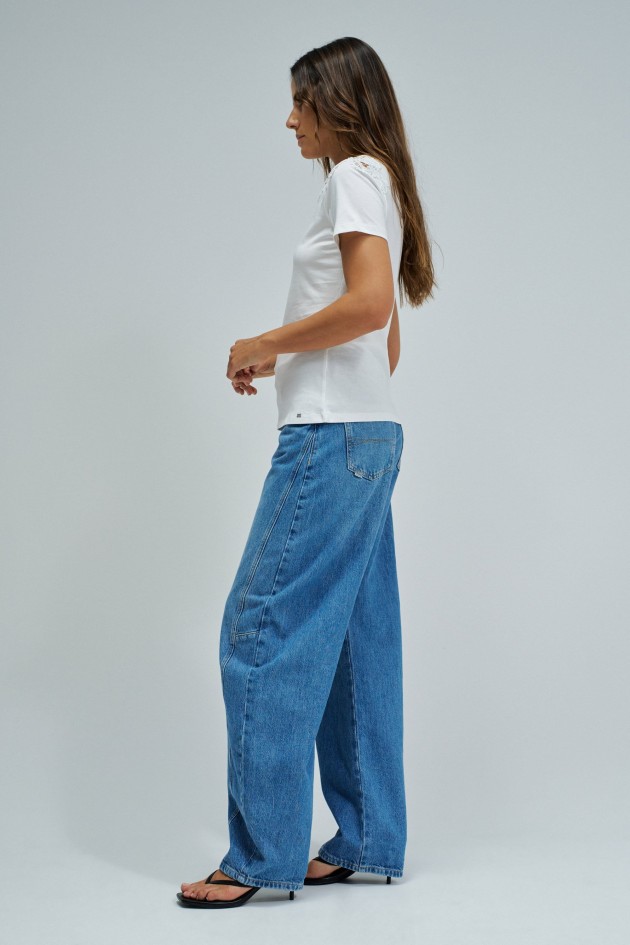 T-SHIRT MET FLORELE APPLIKATIES
