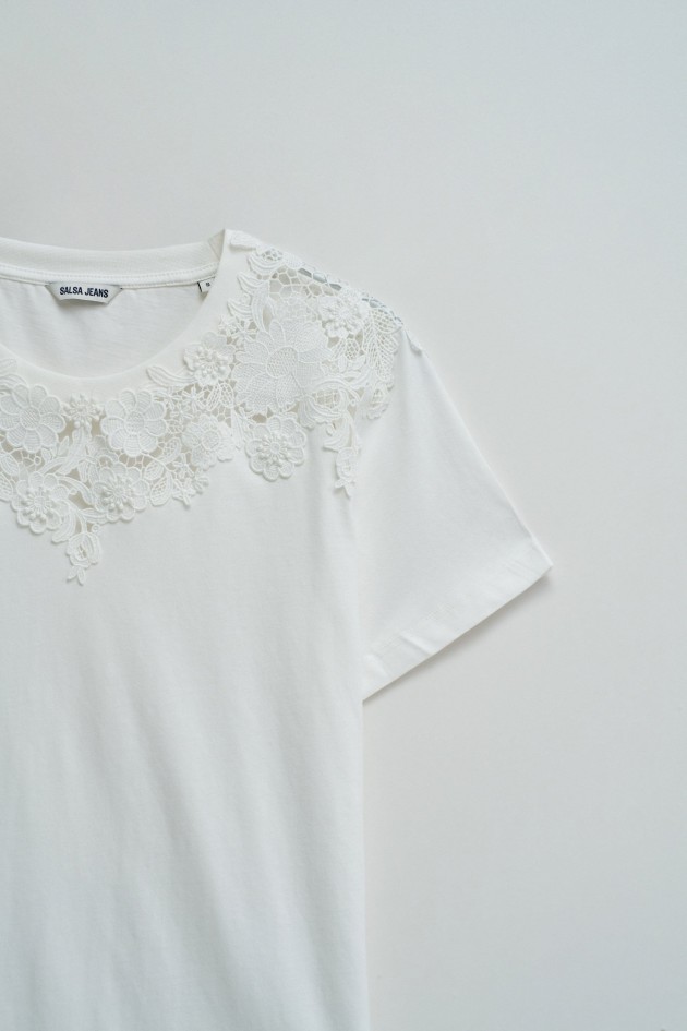 T-SHIRT MET FLORELE APPLIKATIES